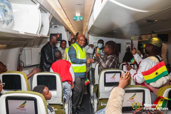 Foreign Affairs Minister, Samuel Okudzeto Ablakwa with some Ghanaian evacuees